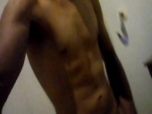 Caliente masturbándose y corriéndose litros