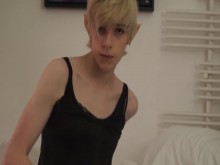 Sissy Elf Boy usa lencería y se corre para ti