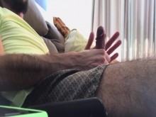 TOMANDO CERVEZA Y MASTURBANDOSE