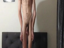 Editando la forma de mi cuerpo de normal a gordo a muy delgado mientras muestro mi cuerpo en la cama.