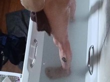 Tirar mi cabeza por el inodoro y ver desde arriba mi cuerpo flaco y perfecto mientras estoy en la bañera