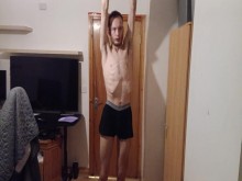 Chico barbudo súper flaco se pone ropa interior múltiple y muestra su culito