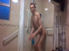 ADOLESCENTE DELGADA Y MUY CALIENTE MONTA UN CONSOLADOR DE 5 PULGADAS POR PRIMERA VEZ!