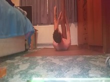 Adolescente muy muy flaco muestra su culo plano y su cuerpo flaco