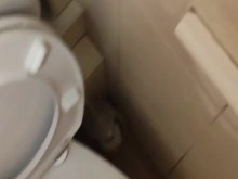 Adolescente flaca con polla erguida mea