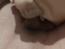 Muchacho flaco recibe una mamada de su osito de peluche novio que usa una máscara de viejo