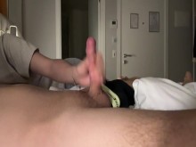 Compañero de cuarto de hotel juega con mis amigos heterosexuales