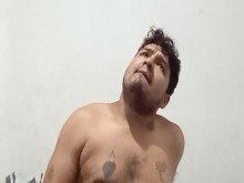 Gordo bello baila en tanga y después se da placer