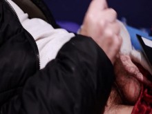 viendo porno y masturbándose goteando líquido preseminal