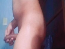 Lindo Twink masturbándose mientras se folla su consolador