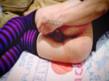 Lindo jovencito Femboy corriéndose en su muslo