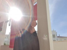 Creo que mis vecinos estaban mirando mi polla. Me encanta masturbarme en publico