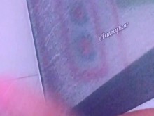 Twink tomando una ducha con jabón