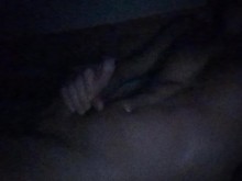 A altas horas de la noche y no puedo apartar las manos de mi polla palpitante