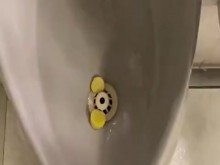 Mear destructivo en urinario público