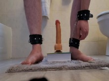 Castidad Bondage Anal en el Baño #3