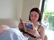 La hermanastra tenía muchas ganas de ayudarme con mi tarea, pero le metieron una polla en su coño rosado.