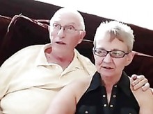 Abuela y abuelo con niño