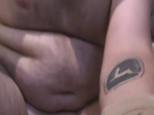 Chico caliente randy roades acaricia la polla en la cama