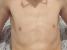 Escupir en mi jugosa polla blanca y luego tocar mi agujero mojado