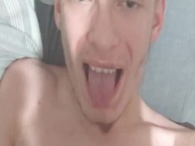 Adolescente flaco y cachondo dispara una carga en su garganta y escupe un poco