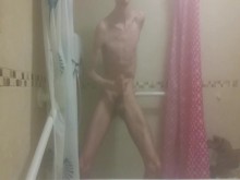 Chico flaco acaricia su gran polla mojada después de la ducha