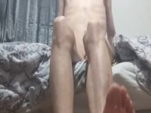 Chav británico muy flaco muestra sus largas piernas y pies flacos