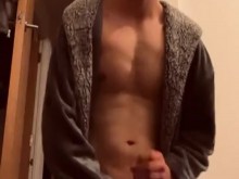 Hunk británico dominante se masturba a medianoche