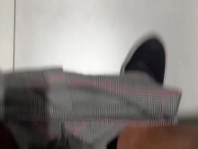 masturbándose en un baño público concurrido