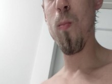 Ver a través de pantalones cortos es solo un maricón jugando conmigo mismo porque estoy aburrido.