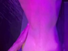 Le chupó la polla a un chico en un baño público y se la dio por el culo