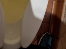 Orinando en un jardín de olivos, corriente dura