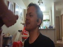 Twink asiático recibe un facial de una polla blanca de papá