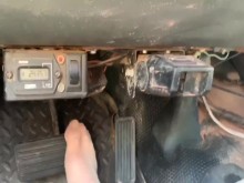 Linda mariquita va a dar una vuelta con medias desnudas