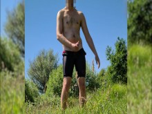 Refrescándose y pajeándose en traje de triatlón