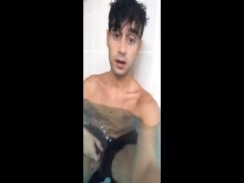 Twink intenta jugar con su polla en una piscina pública pero alguien lo interrumpió