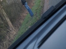 mear en la carretera