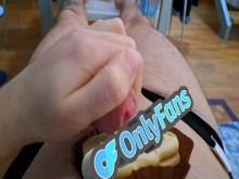 Alegría en el porno twink italiano se masturba galleta de chocolate