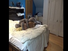 Serpiente de lycra se divierte con una muñeca sexual en jeans y pantimedias