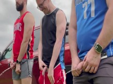 Tres tipos australianos mean en público