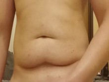 Los jóvenes se divierten frente a la cámara.