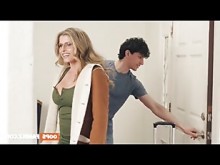 La MILF tetona hambrienta de pollas Cory Chase tiene una follada dura con su sobrino después de una ducha caliente y una corrida adolescente