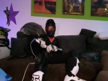 Motorista corriéndose dentro de un traje dainese