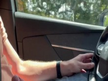 Me masturbo mi gran verga en el auto y gran corrida arriesgada afuera ????????????