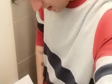 Me da pereza ir al baño, así que orino en el lavabo.