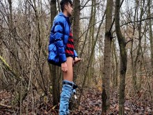 Chico joven del Medio Oriente con polla gruesa se corre en público