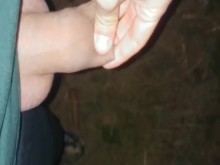 Prepucio lleno de orina como un globo - noche en el bosque, orina sin cortar