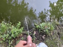 Orinar durante mucho tiempo en el agua hace que el agua burbujee - bubbly piss