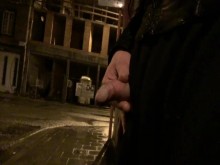 orinar en publico por la noche