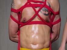 Culturista con enorme tatuaje en el pecho ordeñado